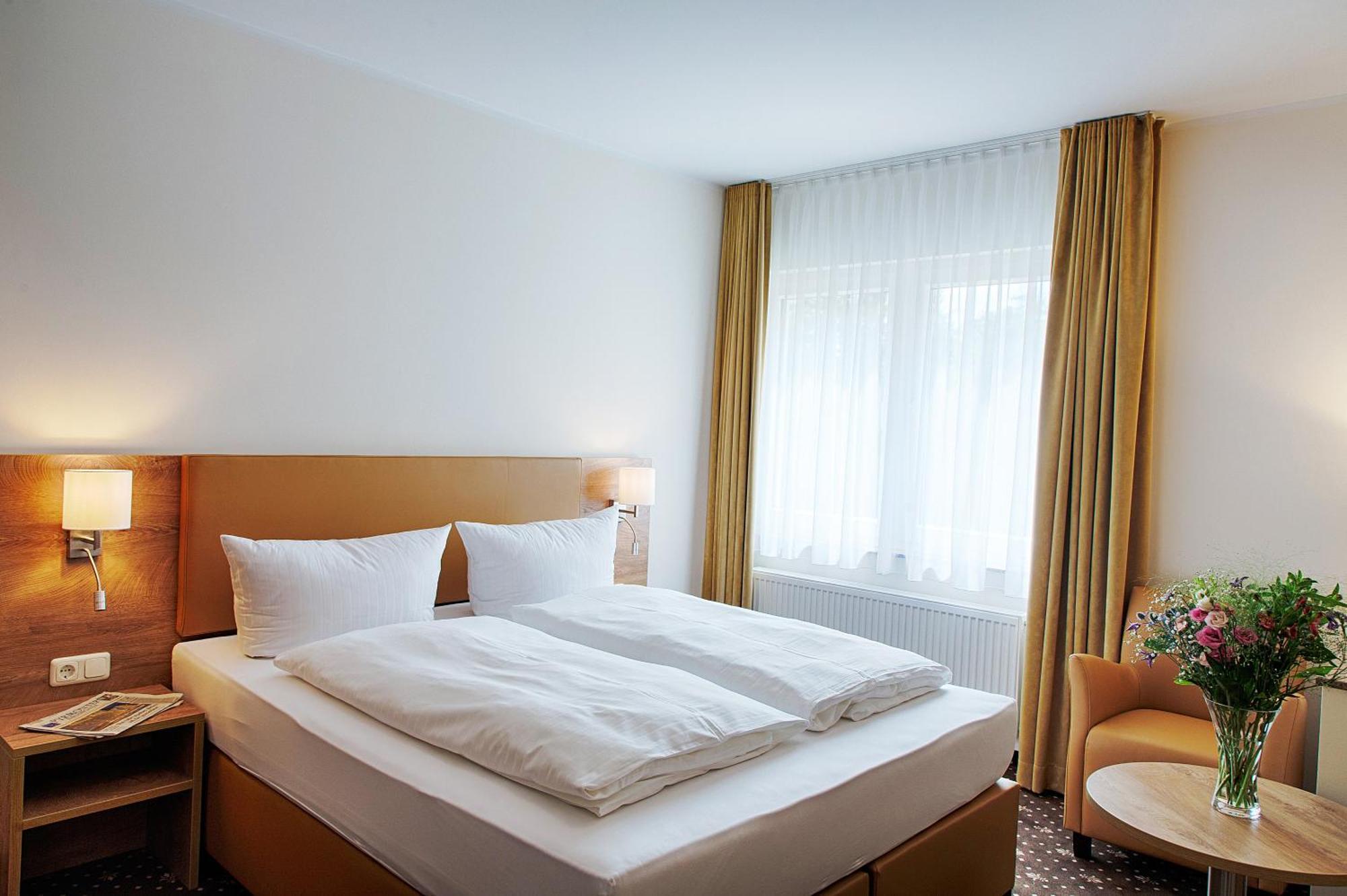 Hotel Dirks Am Schloss Бад Пирмонт Екстериор снимка