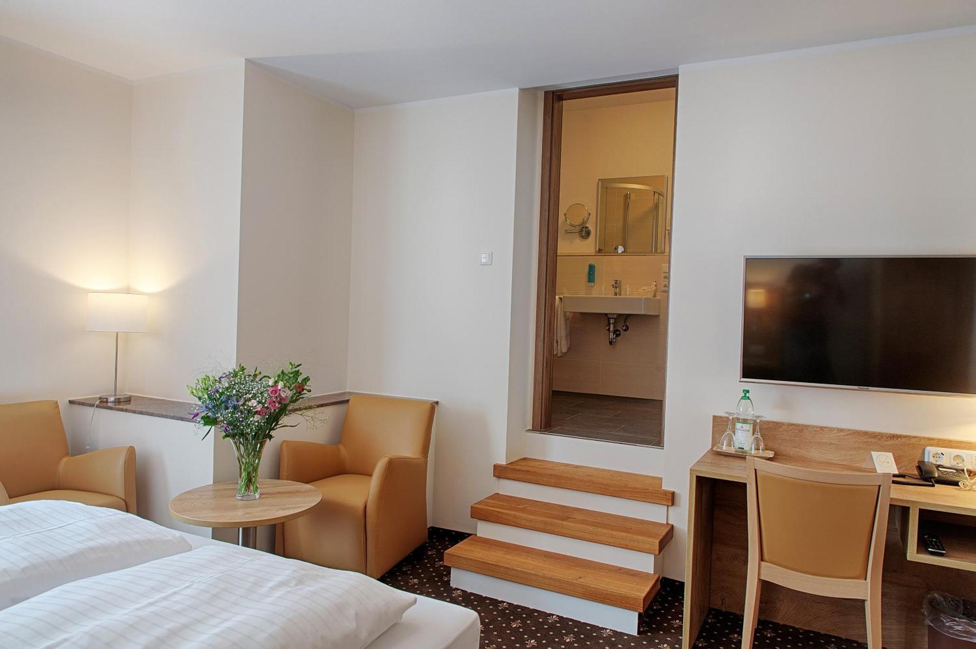 Hotel Dirks Am Schloss Бад Пирмонт Екстериор снимка
