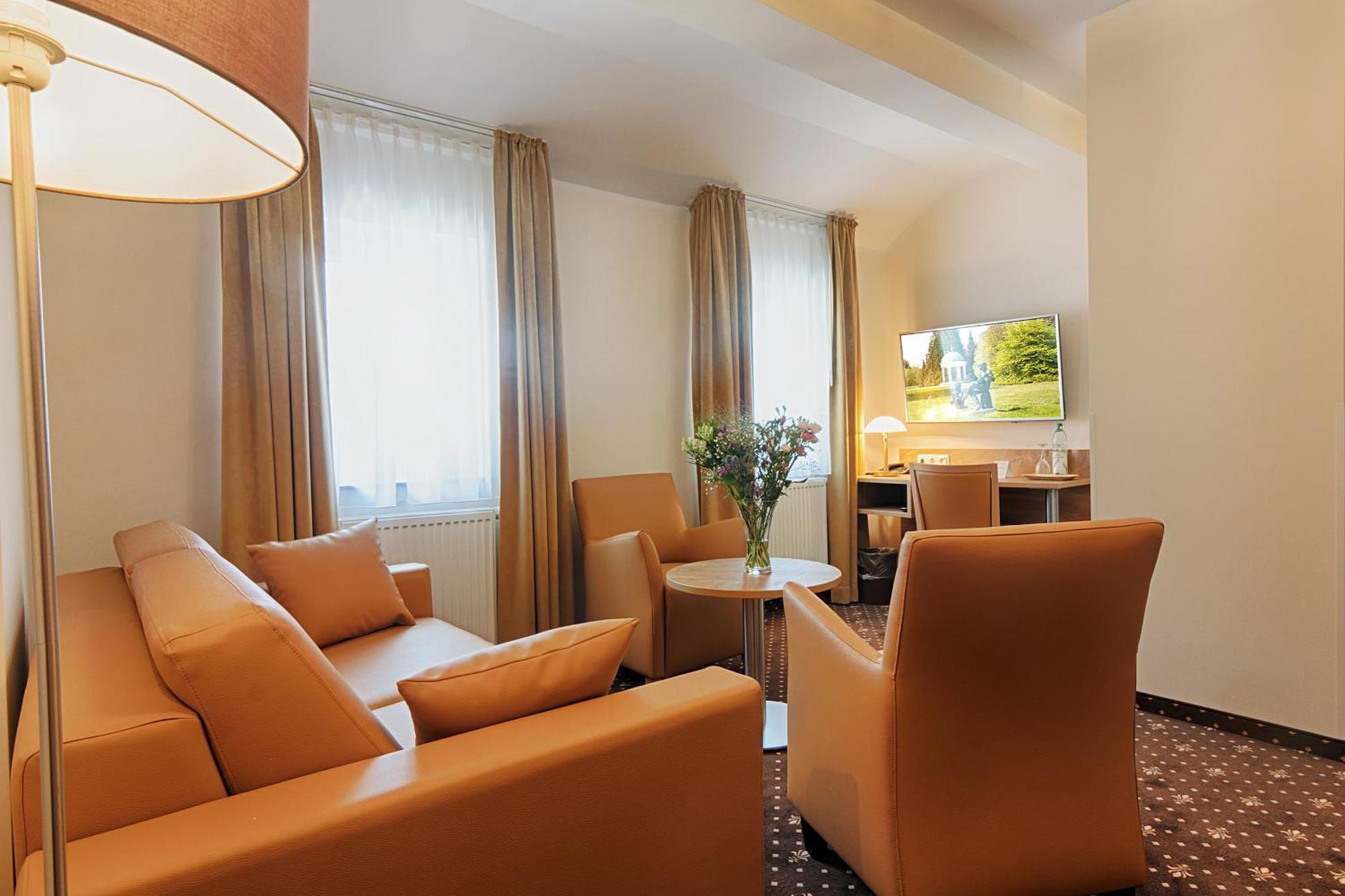 Hotel Dirks Am Schloss Бад Пирмонт Екстериор снимка