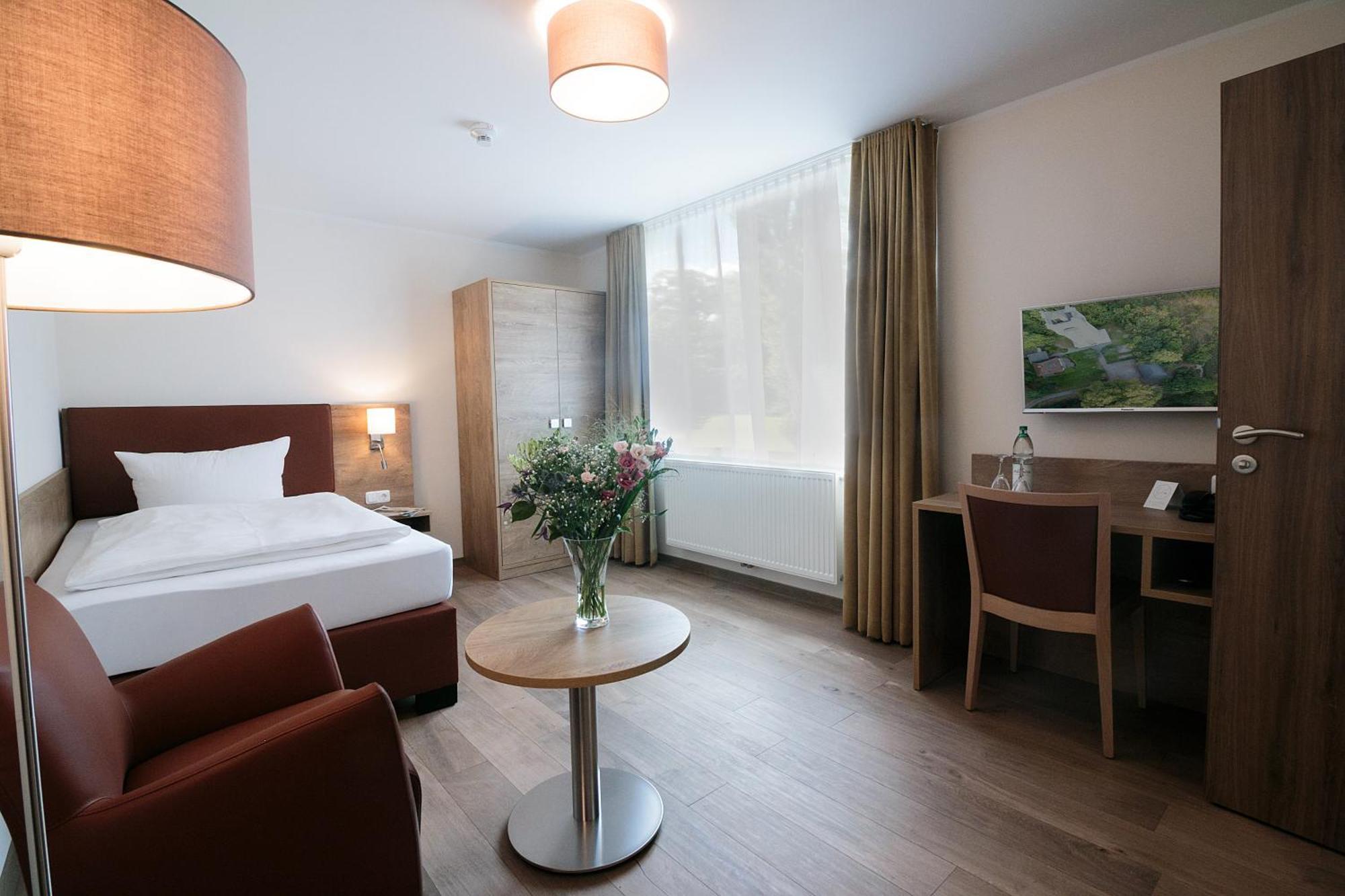 Hotel Dirks Am Schloss Бад Пирмонт Екстериор снимка