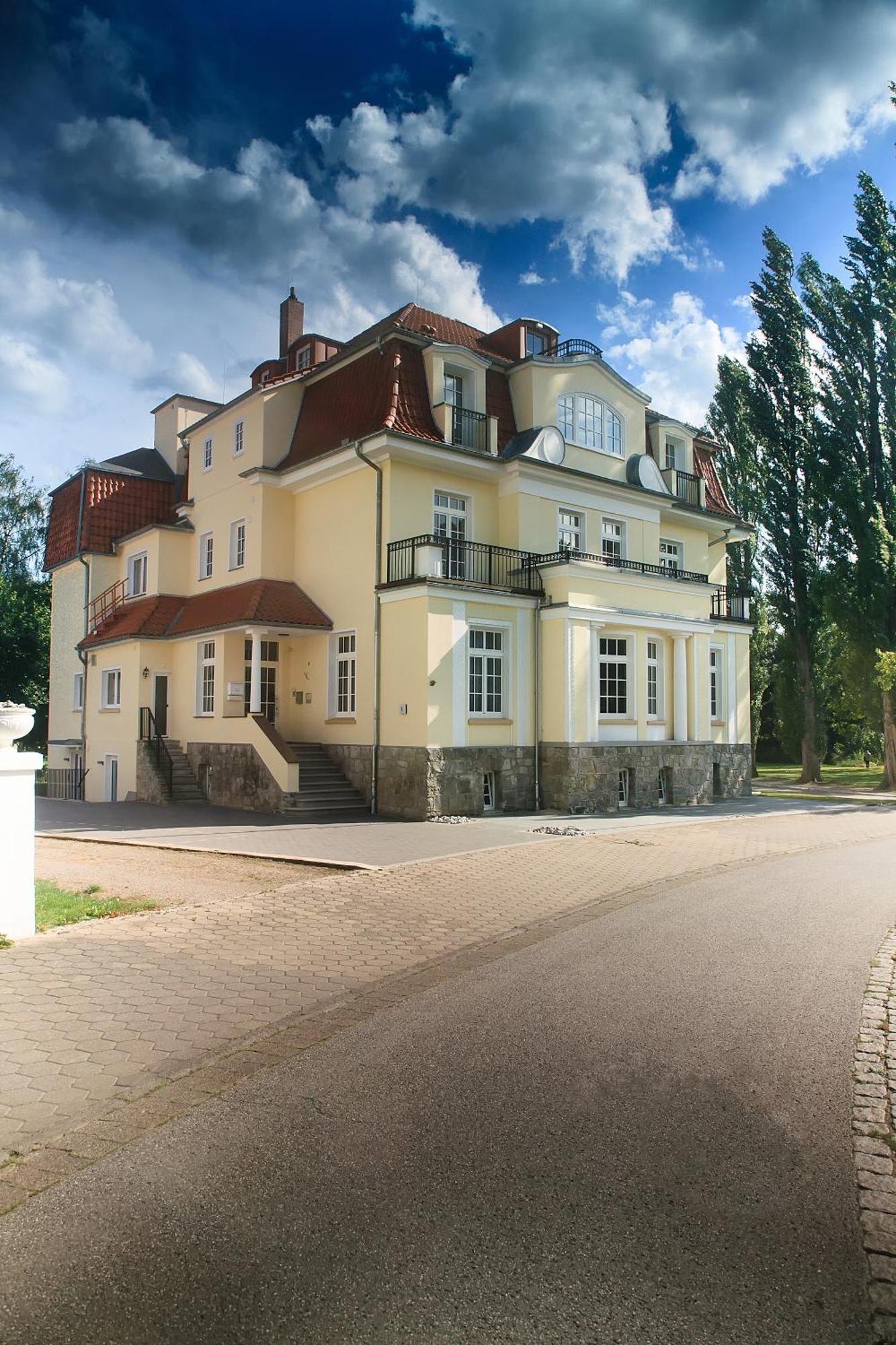 Hotel Dirks Am Schloss Бад Пирмонт Екстериор снимка