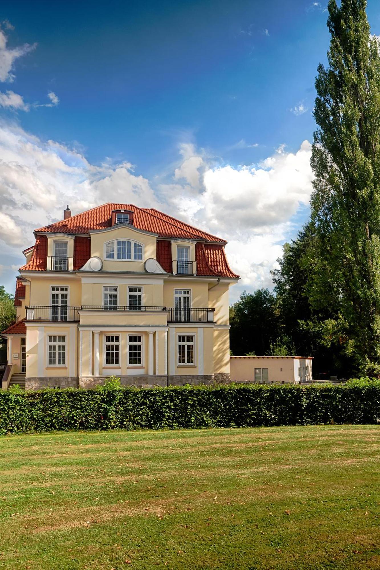 Hotel Dirks Am Schloss Бад Пирмонт Екстериор снимка